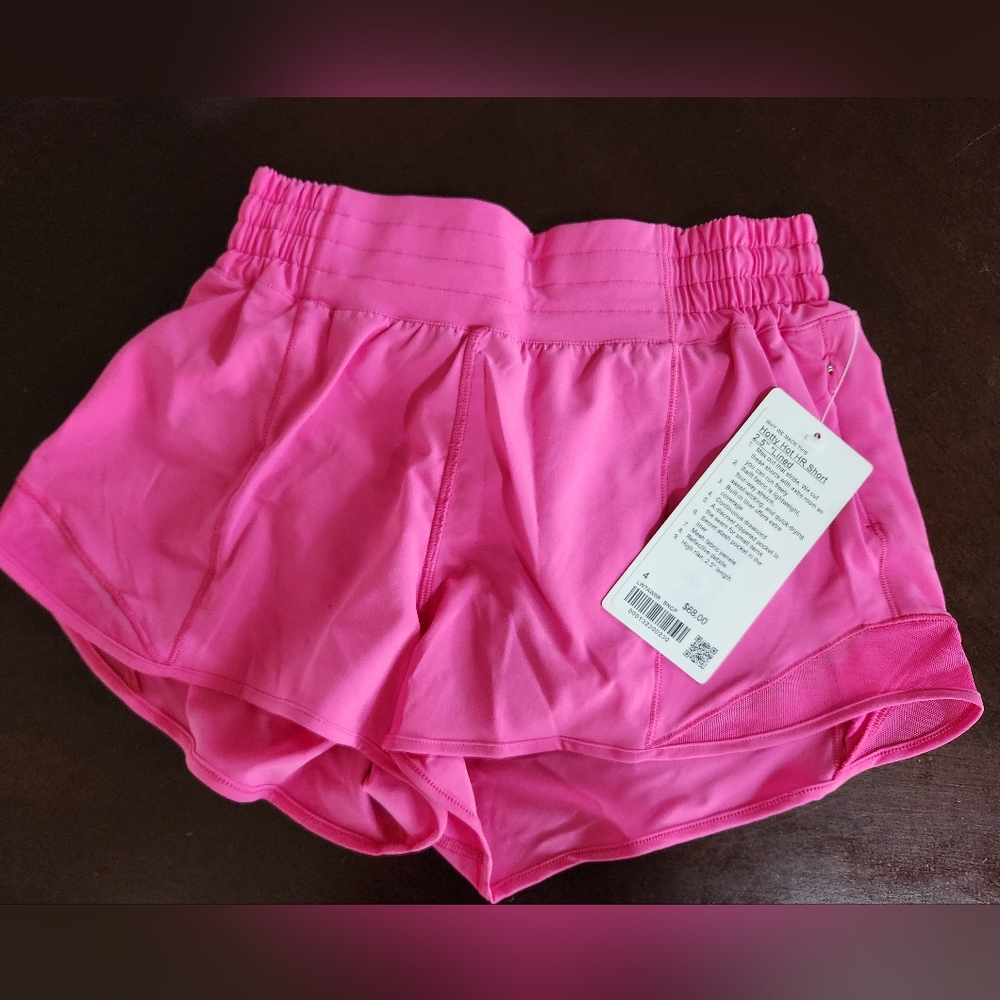 NWT Lululemon Hotty Hot 2.5" shorts sz 4